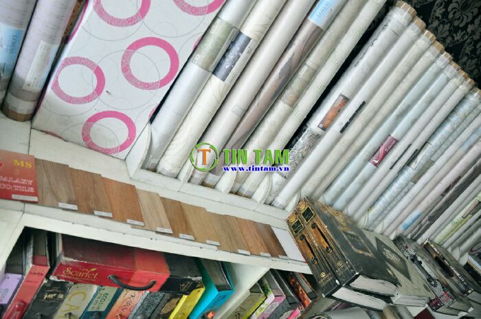 tien 1 met vuong giay dan tuong
