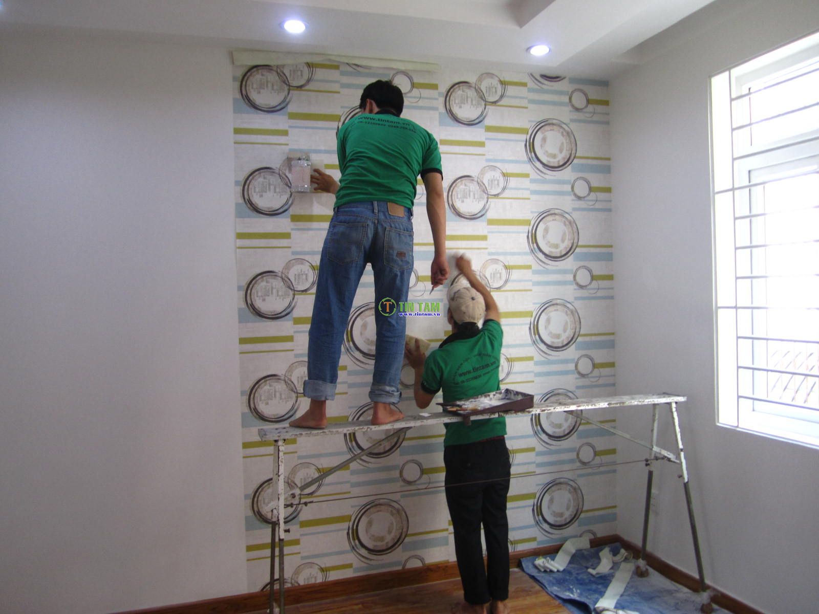 thi công dán giấy dán tường